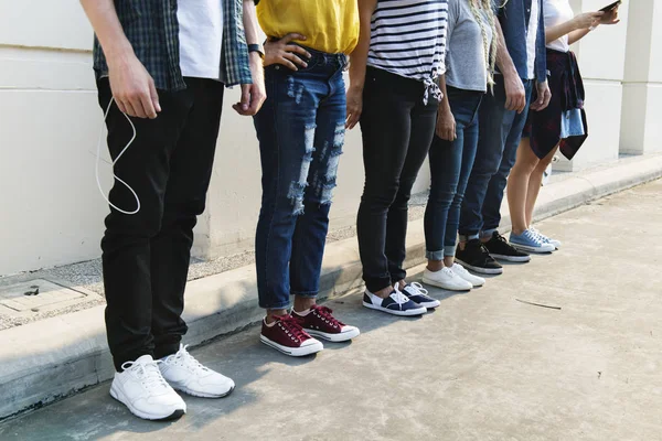 Junge Erwachsene Freunde Stehen Der Wand Jugendkulturkonzept — Stockfoto