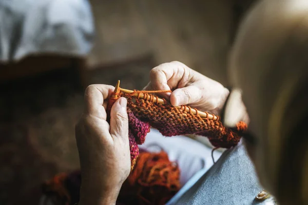 Senior Vrouw Breien Voor Hobby Thuis — Stockfoto
