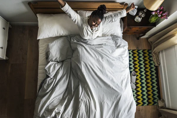 Mujer Africana Cama Despertando Por Mañana —  Fotos de Stock