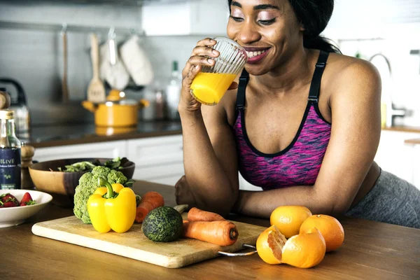 Mujer Negra Bebiendo Jugo Naranja Cocina — Foto de Stock