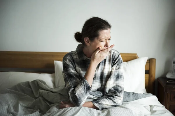 Eine Verschlafene Frau Gähnt Und Wacht Auf — Stockfoto