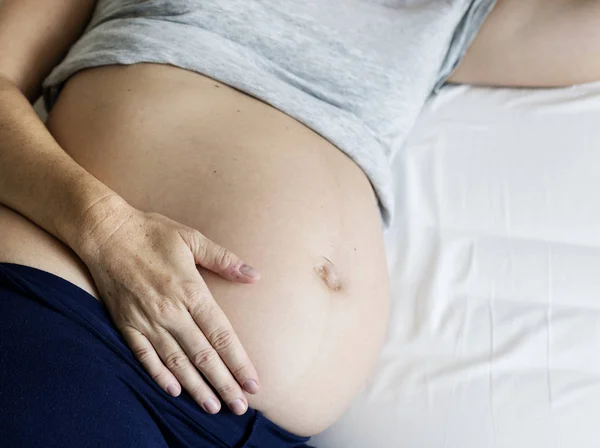 Gravid Kvinne Som Sover Sengen – stockfoto