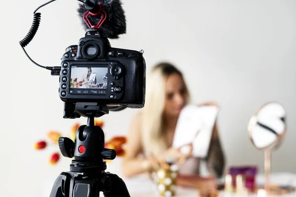 Beauty Blogger Recording Makeup Tutorial — Stock Photo, Image