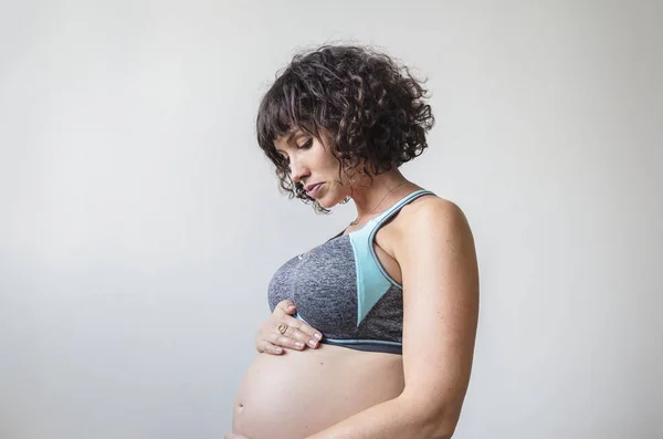 Gravid Kvinne Som Tar Magen – stockfoto