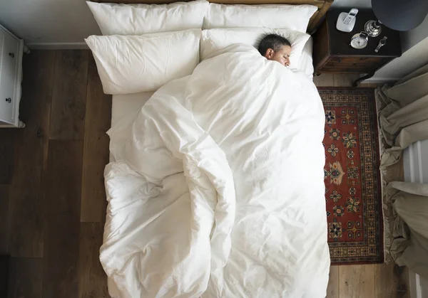 Vista Superior Homem Dormindo Sozinho Cama — Fotografia de Stock