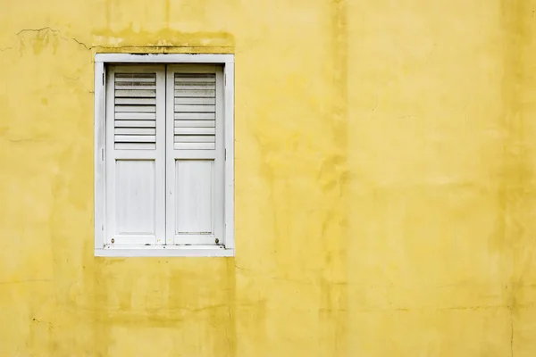 Appartamento Giallo Con Finestra Bianca — Foto Stock