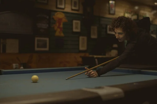 Frau Spielt Billard Einer Bar — Stockfoto