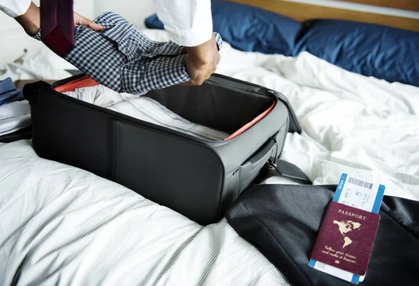 Homem Preparar Sua Mala Para Viajar — Fotografia de Stock