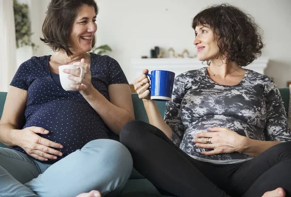 Mujeres Embarazadas Sentadas Sofá Con Tazas —  Fotos de Stock