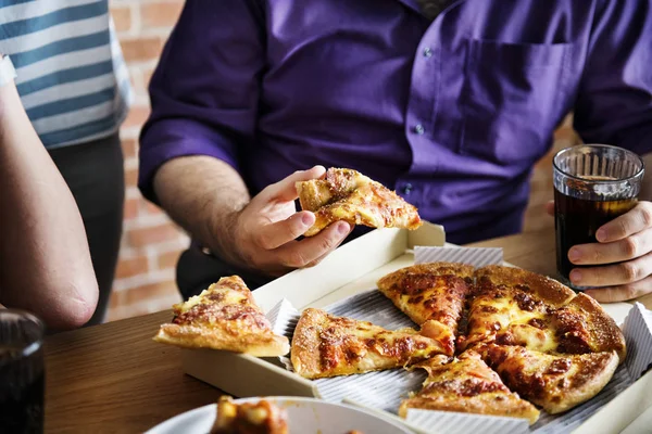 Meg Együtt Pizzát Eszik Otthon — Stock Fotó