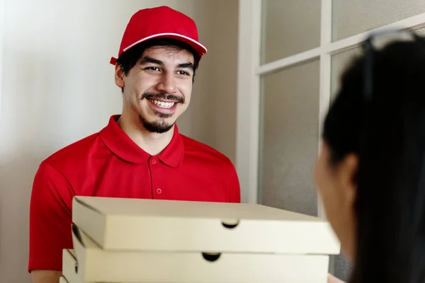 Uomo Consegna Pizza Cliente — Foto Stock