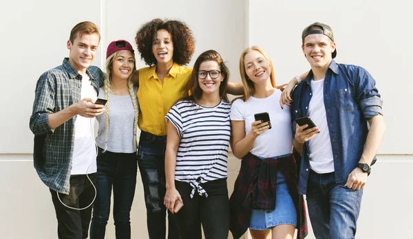 Teman Teman Muda Dewasa Menggunakan Smartphone Bersama Sama Luar Ruangan — Stok Foto