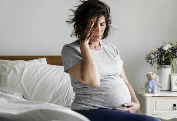 Mujer Embarazada Con Dolor Cabeza Cama — Foto de Stock