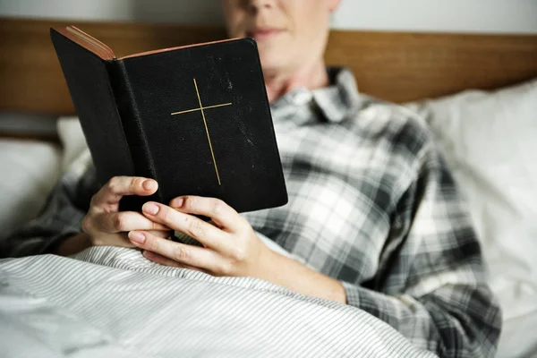 Μια Γυναίκα Διαβάζοντας Ένα Βίβλος — Φωτογραφία Αρχείου