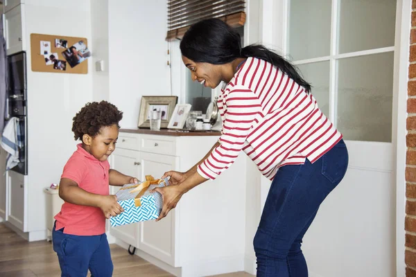 Afrikanska Mor Dykning Till Lille Son Närvarande — Stockfoto