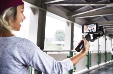 Genç yetişkin kadın seyahat ve vlogging sosyal medya kavramı