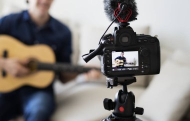 Erkek vlog kaydedicisi evde müzikle ilgili yayın yapıyor