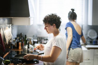 Lezbiyen çift birlikte mutfakta yemek