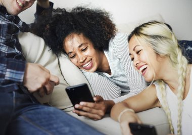 Arkadaşlar Smartphone birlikte evde kullanma