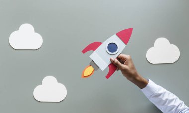 Rocketship başlangıç iş tutan el