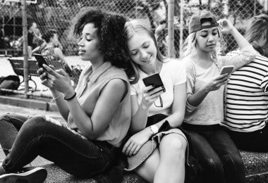 Arkadaşlarım parkta akıllı telefonlar kullanarak ve soğutma