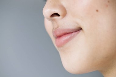 Gülümseyen genç Asyalı kız portresi kapatın