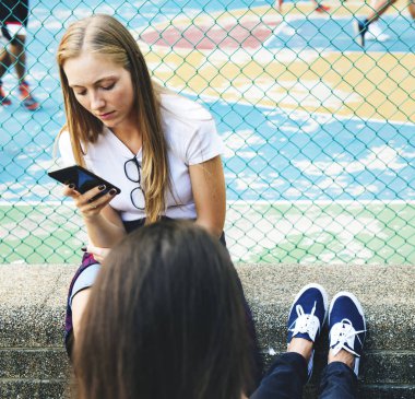 Arkadaşlar akıllı telefonlar kullanarak Park