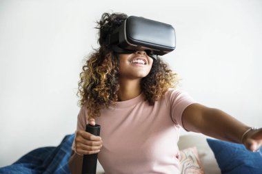 Sanal gerçeklik Vr kulaklık ile karşılaşan siyah kadın