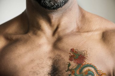 Bir adamın göğsünde dövme yakın çekim