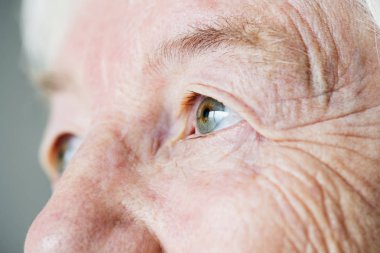 Beyaz yaşlı kadının gözleri closeup yan portresi