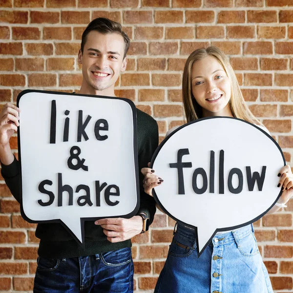 Lyckliga Söt Unga Paret Håller Tankebubblor Med Sociala Medier Koncept — Stockfoto