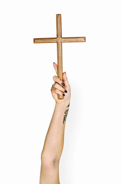 Людська Рука Татуюваннями Білому Тлі Тримає Дерев Яний Хрест — стокове фото