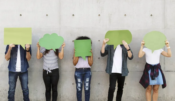 Grupp Unga Vuxna Utomhus Håller Tom Plakatet Copyspace Tankebubblor — Stockfoto