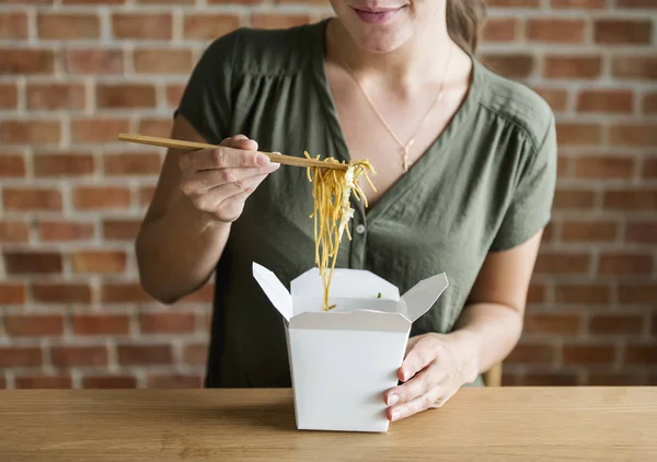 Vit Kvinna Äta Chow Mein — Stockfoto