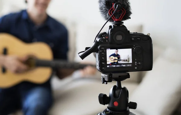 Erkek Vlog Kaydedicisi Evde Müzikle Ilgili Yayın Yapıyor — Stok fotoğraf
