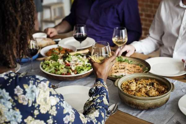 Amigos Reunidos Tendo Comida Italiana Juntos — Fotografia de Stock