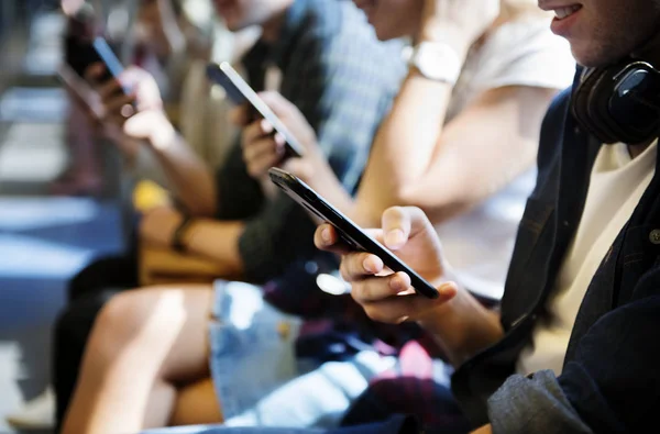 Grupo Amigos Adultos Jóvenes Que Usan Teléfonos Inteligentes Metro — Foto de Stock