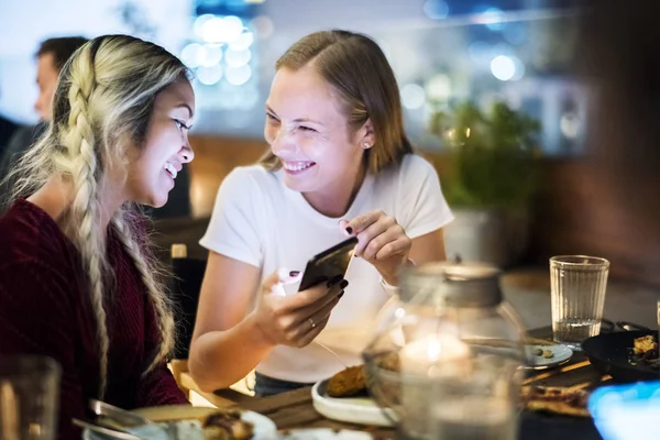 Chicas Amigas Cenando Juntas Bar Azotea Usando Smartphone —  Fotos de Stock