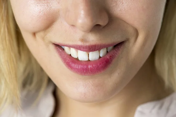 Nahaufnahme Lächelnder Frauenzähne — Stockfoto