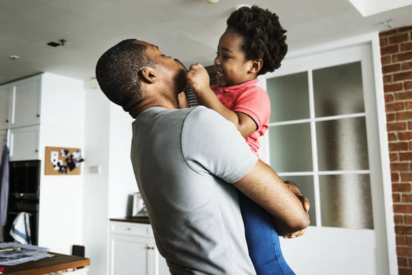 Africano Papà Holding Figlio Mani — Foto Stock