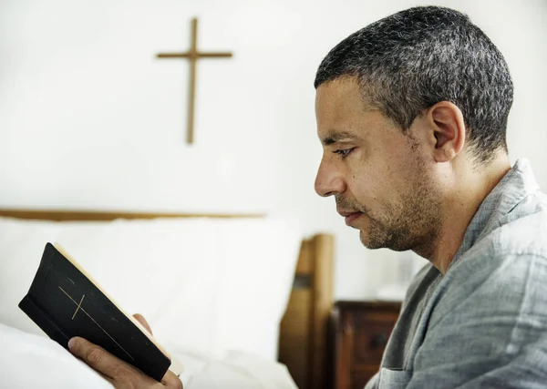 Człowiek Czytający Biblię — Zdjęcie stockowe