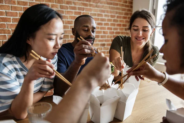 Amici Che Mangiano Chow Mein Insieme — Foto Stock