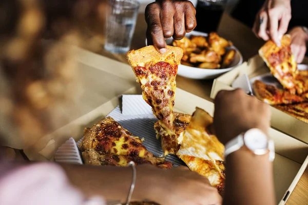 Vrienden Eten Pizza Samen Thuis — Stockfoto