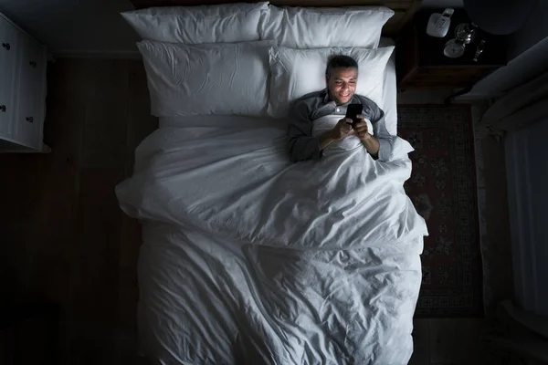 Homem Cama Com Uma Dor Cabeça — Fotografia de Stock