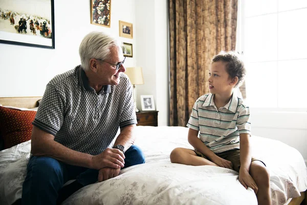 Opa Und Enkel Sitzen Auf Dem Bett — Stockfoto