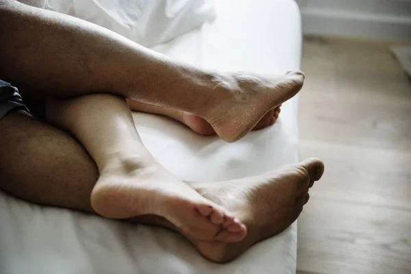 Ноги Пари Сплять Ліжку — стокове фото