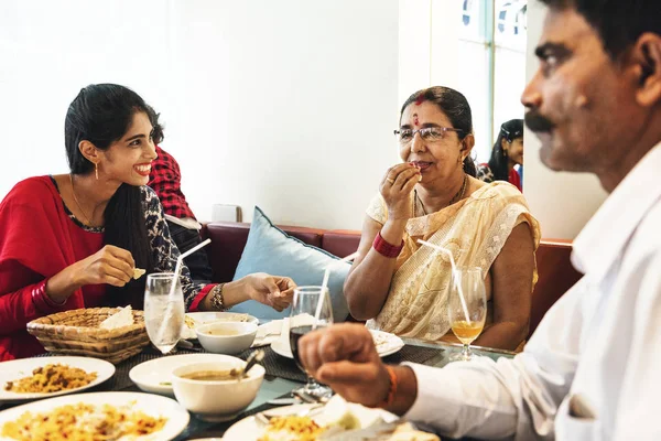 Famiglia Indiana Mangiare Nel Ristorante — Foto Stock