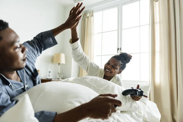 Una Pareja Feliz Jugando Videojuegos Cama —  Fotos de Stock