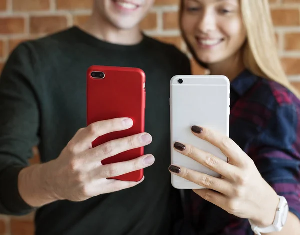 Glückliches Nettes Junges Paar Mit Einem Smartphone — Stockfoto