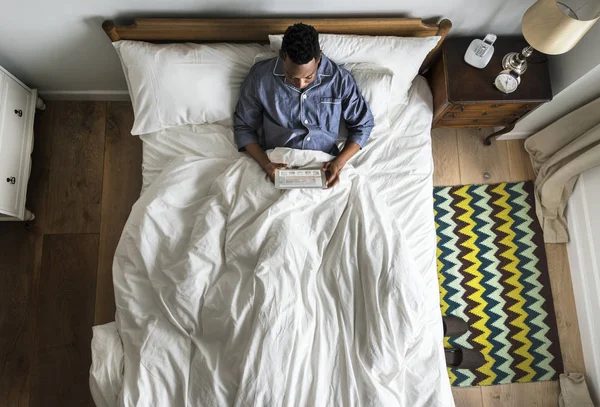 Людина Ліжку Допомогою Цифрового Пристрою — стокове фото
